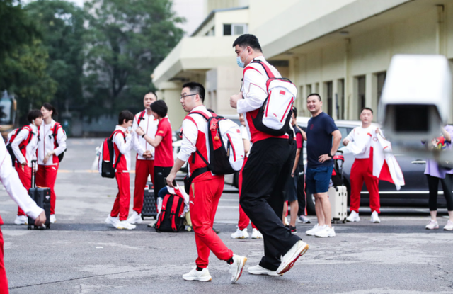 姚明率中国女篮正式出征奥运会！经典表情亮眼3