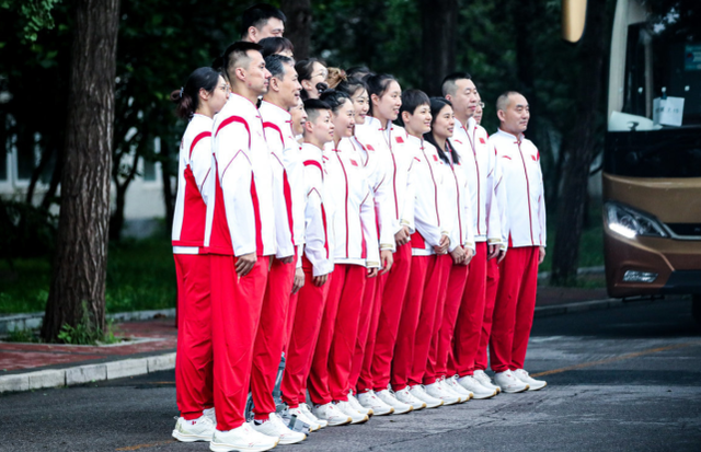 姚明率中国女篮正式出征奥运会！经典表情亮眼1
